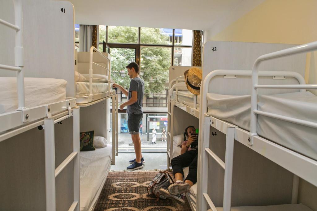 ¿Cómo llegar del Aeropuerto de Barcelona a nuestros Hostels?